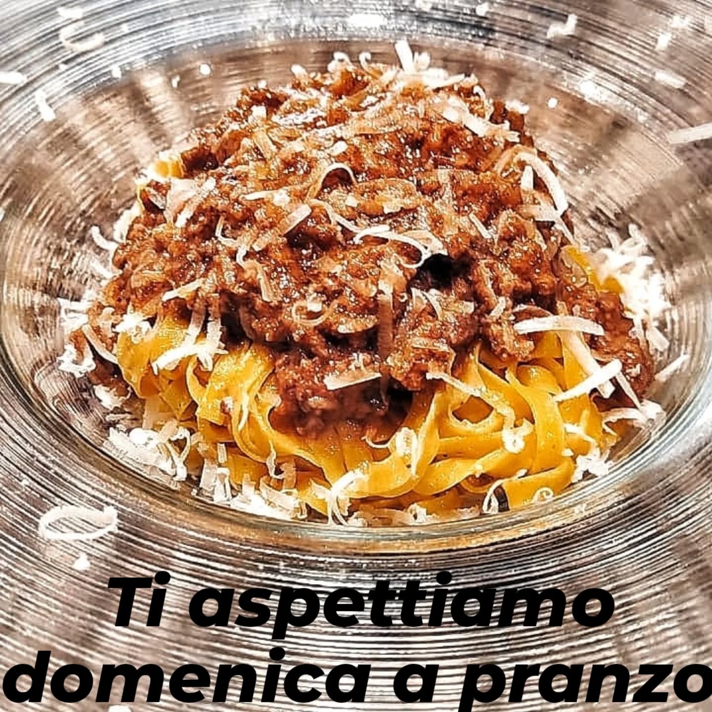 ✨ Domenica a pranzo serviamo uno dei nostri piatti più amati: tagliolini al tuorlo d’uovo, tirati a mano e mantecati con un ragù di salsiccia di Bra ricco, morbido e profumato.
Una pasta che unisce delicatezza e intensità, pensata per chi vuole concedersi un momento di vero piacere a tavola.
👉 Osteria Novecento
📍 Via Issiglio 20, Torino
📞 351 566 4126
➡️ Prenota un tavolo
#osterianovecento #torinofood #torinoè #torinorestaurant #pasta #tagliolini #ragu #salsicciadibra #pranzodomenicale #foodlover #italianfood #cucinaitaliana #piemontfood #foodgram #instafood #torinodamangiare