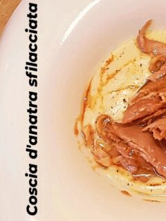 Un antipasto che scalda e avvolge già dal profumo.
Una polentina morbida al mascarpone, setosa e delicata, che accoglie la coscia d’anatra sfilacciata, cotta lentamente finché diventa tenerissima e ricca di sapore.
Un equilibrio semplice, pieno, confortante. ✨
👉 Dal martedì al sabato a cena
👉 Domenica a pranzo
➡️ Osteria Novecento
📍 Via Issiglio 20 – Torino
📞 351 566 4126
#OsteriaNovecento #TorinoFood #Antipasti #CenaTorino #PranzoDomenicale #RistorantiTorino #anatra #confit #instafood #food #