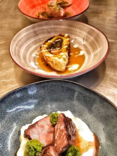 𝗔 𝘃𝗼𝗹𝘁𝗲 𝗹𝗮 𝗰𝘂𝗰𝗶𝗻𝗮 𝗲̀ 𝘀𝗲𝗺𝗽𝗹𝗶𝗰𝗲𝗺𝗲𝗻𝘁𝗲 𝗾𝘂𝗲𝘀𝘁𝗼:
𝘁𝗿𝗲 𝗽𝗶𝗮𝘁𝘁𝗶 𝗱𝗶𝘃𝗲𝗿𝘀𝗶 𝗰𝗵𝗲 𝗿𝗮𝗰𝗰𝗼𝗻𝘁𝗮𝗻𝗼 𝗹𝗼 𝘀𝘁𝗲𝘀𝘀𝗼 𝗱𝗲𝘀𝗶𝗱𝗲𝗿𝗶𝗼 𝗱𝗶 𝗮𝗰𝗰𝗼𝗴𝗹𝗶𝗲𝗻𝘇𝗮.
🥩 𝗨𝗻 𝗴𝘂𝗮𝗻𝗰𝗶𝗮𝗹𝗶𝗻𝗼 𝗱𝗶 𝗺𝗮𝗶𝗮𝗹𝗲 𝗺𝗼𝗿𝗯𝗶𝗱𝗼, 𝗰𝗵𝗲 𝗽𝗿𝗼𝗳𝘂𝗺𝗮 𝗱𝗶 𝗹𝗲𝗻𝘁𝗲𝘇𝘇𝗮 𝗲 𝗽𝗮𝘇𝗶𝗲𝗻𝘇𝗮.
🥔 𝗨𝗻 𝗪𝗲𝗹𝗹𝗶𝗻𝗴𝘁𝗼𝗻 𝗱𝗶 𝗽𝗮𝘁𝗮𝘁𝗮 𝗱𝗼𝗹𝗰𝗲, 𝗹𝗮 𝗯𝗲𝗹𝗹𝗲𝘇𝘇𝗮 𝗱𝗶 𝘂𝗻’𝗶𝗱𝗲𝗮 𝘃𝗲𝗴𝗲𝘁𝗮𝗿𝗶𝗮𝗻𝗮 𝗰𝗵𝗲 𝘀𝗰𝗮𝗹𝗱𝗮.
🐟 𝗨𝗻 𝗿𝗼𝗺𝗯𝗼 𝗶𝗻 𝗽𝗼𝗿𝗰𝗵𝗲𝘁𝘁𝗮 𝗱𝗶 𝗯𝗿𝗮𝗻𝘇𝗶𝗻𝗼, 𝗰𝗮𝗿𝗰𝗶𝗼𝗳𝗶 𝗲 𝗰𝗿𝗲𝗺𝗮 𝗰𝗵𝗲 𝘀𝗮𝗻𝗻𝗼 𝗱𝗶 𝘀𝘁𝗮𝗴𝗶𝗼𝗻𝗲 𝗲 𝗱𝗶 𝗰𝘂𝗿𝗮.
𝗧𝗿𝗲 𝗮𝘀𝘀𝗮𝗴𝗴𝗶, 𝘁𝗿𝗲 𝗺𝗼𝗱𝗶 𝗱𝗶 𝗳𝗲𝗿𝗺𝗮𝗿𝘀𝗶 𝘂𝗻 𝗮𝘁𝘁𝗶𝗺𝗼
𝗲 𝗿𝗶𝗰𝗼𝗿𝗱𝗮𝗿𝘀𝗶 𝗾𝘂𝗮𝗻𝘁𝗼 𝗳𝗮 𝗯𝗲𝗻𝗲 𝗺𝗮𝗻𝗴𝗶𝗮𝗿𝗲 𝗾𝘂𝗮𝗹𝗰𝗼𝘀𝗮 𝗽𝗿𝗲𝗽𝗮𝗿𝗮𝘁𝗼 𝗰𝗼𝗻 𝗮𝘁𝘁𝗲𝗻𝘇𝗶𝗼𝗻𝗲.
👉 𝗗𝗮𝗹 𝗺𝗮𝗿𝘁𝗲𝗱𝗶̀ 𝗮𝗹 𝘀𝗮𝗯𝗮𝘁𝗼 𝗮 𝗰𝗲𝗻𝗮
👉 𝗗𝗼𝗺𝗲𝗻𝗶𝗰𝗮 𝗮 𝗽𝗿𝗮𝗻𝘇𝗼
🟩 𝗢𝘀𝘁𝗲𝗿𝗶𝗮 𝗡𝗼𝘃𝗲𝗰𝗲𝗻𝘁𝗼
📍 𝗩𝗶𝗮 𝗜𝘀𝘀𝗶𝗴𝗹𝗶𝗼 𝟮𝟬 – 𝗧𝗼𝗿𝗶𝗻𝗼
📞 𝟯𝟱𝟭 𝟱𝟲𝟲 𝟰𝟭𝟮𝟲
#OsteriaNovecento #TorinoFood #TorinoEats #CenaTorino #RistorantiTorino