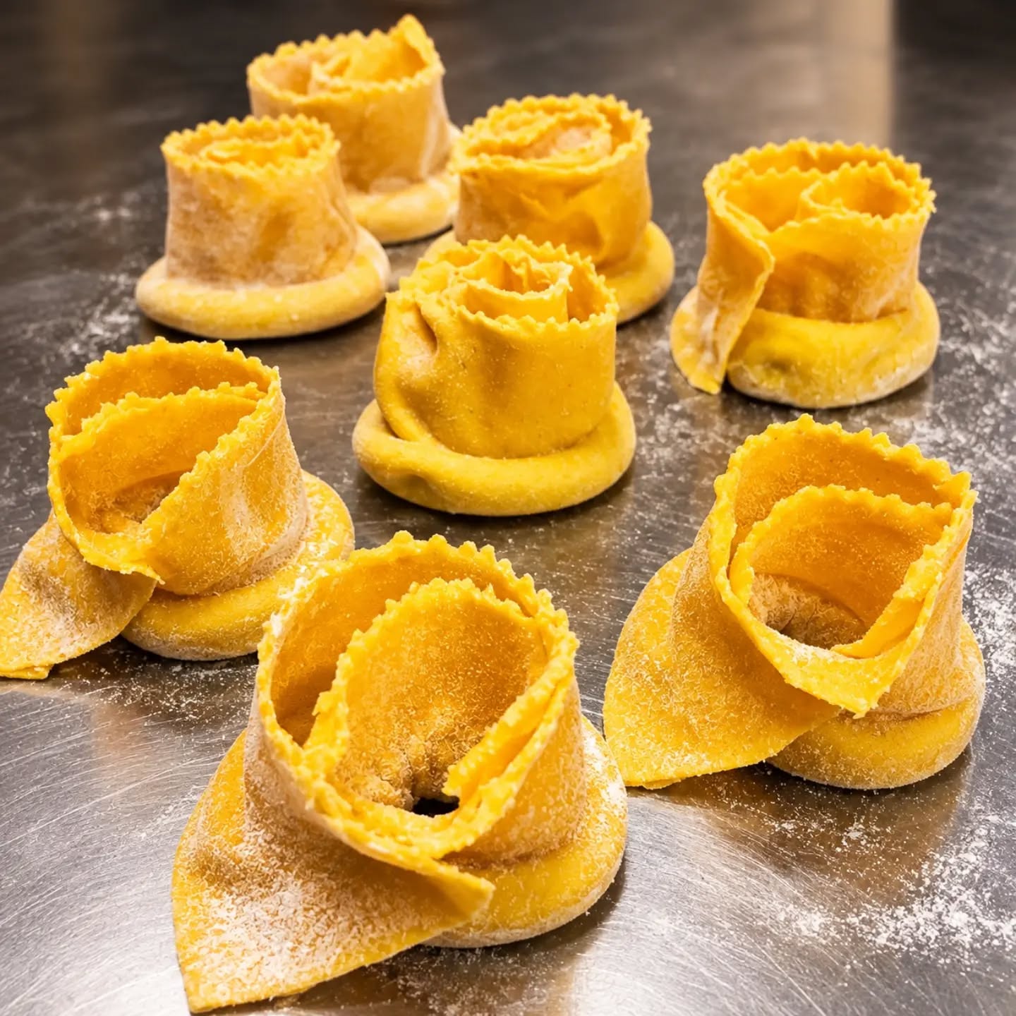 𝐏𝐚𝐩𝐩𝐚𝐫𝐝𝐞𝐥𝐥𝐞 𝐫𝐢𝐩𝐢𝐞𝐧𝐞 : tra poco in menù.
Una forma un po’ diversa per raccontare sapori molto piemontesi.
Pappardelle fatte a mano, 𝐫𝐢𝐩𝐢𝐞𝐧𝐞 𝐝𝐢 𝐩𝐚𝐭𝐚𝐭𝐞 𝐚𝐫𝐫𝐨𝐬𝐭𝐨 𝐚𝐥 𝐫𝐨𝐬𝐦𝐚𝐫𝐢𝐧𝐨, chiuse una ad una e condite con 𝐫𝐚𝐠𝐮̀ 𝐝𝐢 𝐬𝐚𝐥𝐬𝐢𝐜𝐜𝐢𝐚 𝐝𝐢 𝐁𝐫𝐚.
Patate, rosmarino e salsiccia di Bra: ingredienti semplici, racchiusi in una pasta che semplice non è.
📍 𝐎𝐬𝐭𝐞𝐫𝐢𝐚 𝐍𝐨𝐯𝐞𝐜𝐞𝐧𝐭𝐨
Via Issiglio 20 – Torino
🌙 Aperti la sera dal martedì al sabato
☀️ 𝐃𝐨𝐦𝐞𝐧𝐢𝐜𝐚 𝐚 𝐩𝐫𝐚𝐧𝐳𝐨
📞 011 3852351
📱 351 5664126 – anche WhatsApp
#OsteriaNovecento #RistorantiTorino #CucinaPiemontese #PastaFattaAMano #SalsicciaDiBra